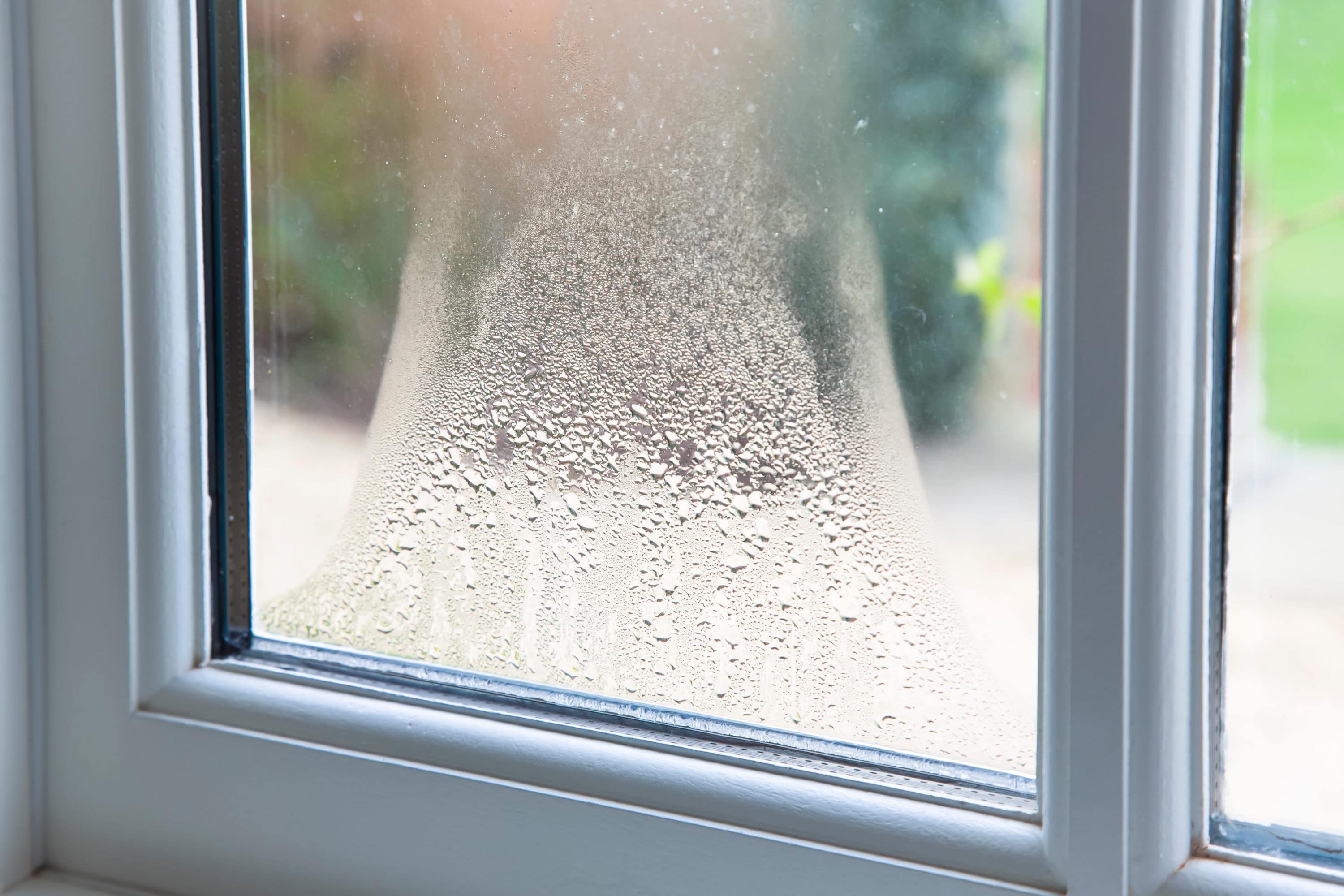 Condensation sur les fenêtres : Que faire ? Solutions et prix