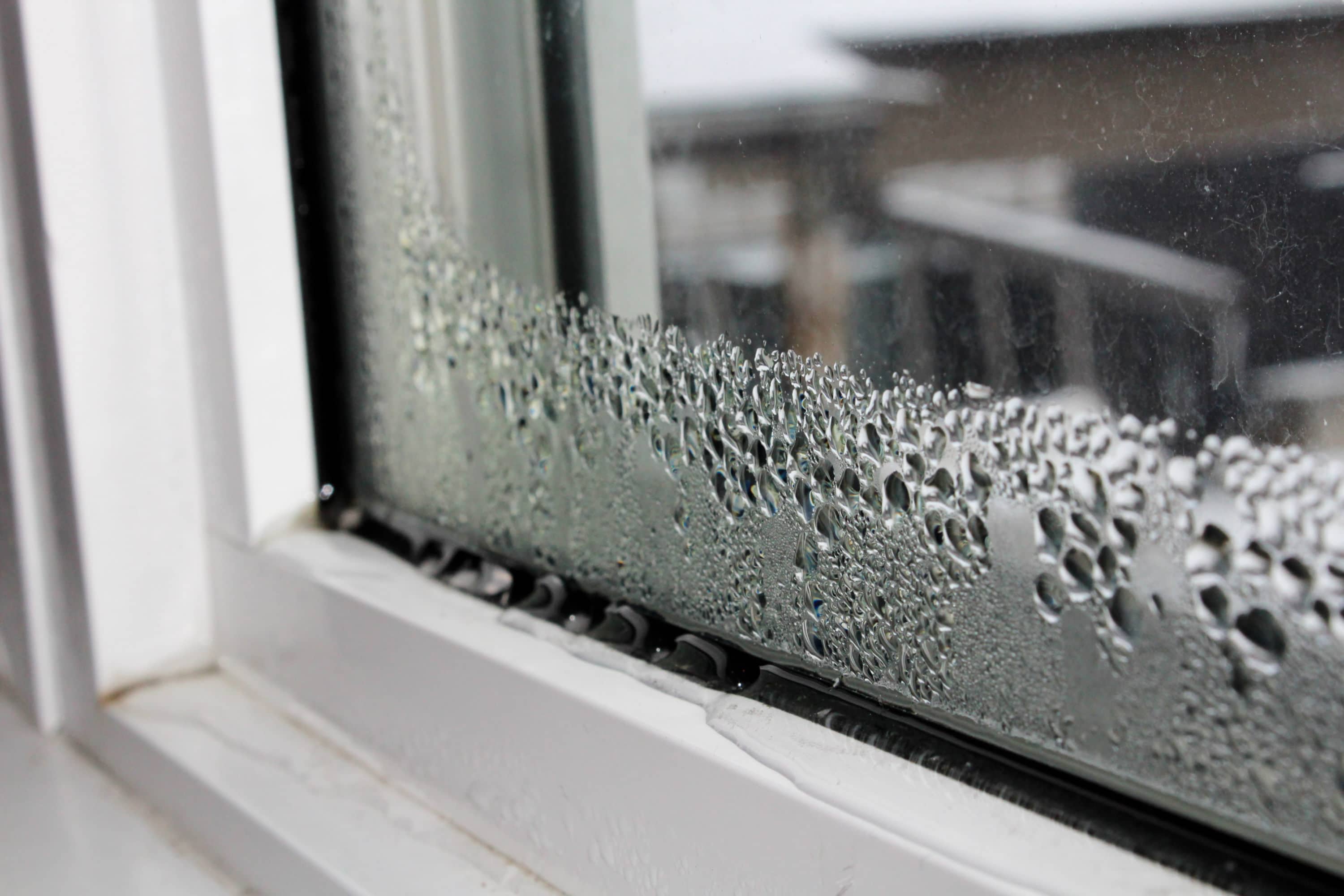 Condensation sur votre fenêtre double vitrage : Comment y remédier ?